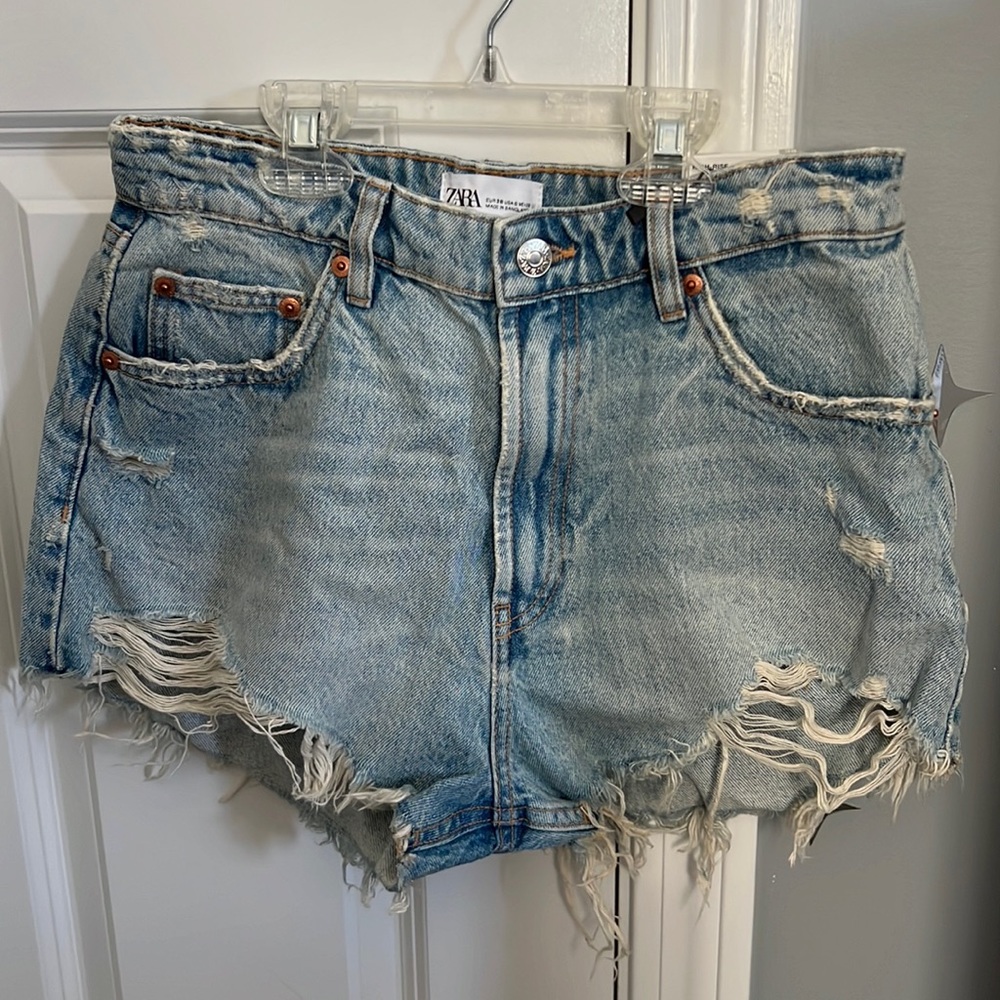 ZARA Size 38 (US 6) High Rise Light wash Denim Shorts.